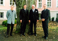 Aleksei Budõlin, Erki Nool, president Lennart Meri ja Indrek Pertelson presidendilossi aias (Autor: Toomas Volmer)