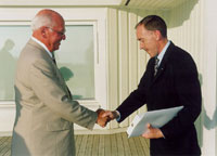 President Lennart Meri annab Timothy Craddockile üle Maarjamaa Risti ordeni