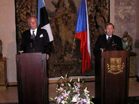 Presidendid Lennart Meri ja Václav Havel pressikonverentsil Praha lossis