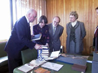 President Meri kinkis Shakespeare keskuse raamatukogule seitse köidet eesti keelde tõlgitud Shakespeare kogutud teoseid