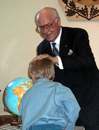 The President gave an Estonian-language globe as a present to the Estonian House of Leicester