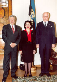 Uruguay suursaadik Alfredo E. Cazes abikaasaga volikirju üle andmas