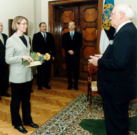President Lennart Meri andis Katrin Saarsalule üle Ernst Jaaksoni preemia