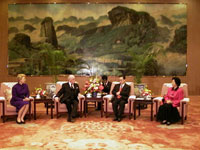 Vasakult: proua Helle Meri, president Lennart Meri, Hiina parlamendi esimees Li Peng ja proua Zhu Lin (foto: Presidendi kantselei)