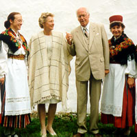 President Lennart Meri ja proua Helle Meri ning Vormsi Püha Olevi kiriku koor
