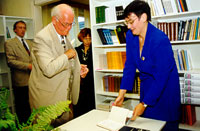 President Lennart Meri andis TÜ Narva Kolledzhi raamatukogusse kuuluvaisse kirjanik Lennart Meri raamatutesse autogramme.
