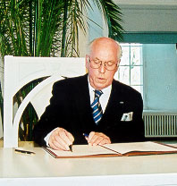 President Lennart Meri sai Skytte medali