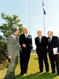 Paremalt: Türgi suursaadik Ali Nazim Belger, ?, president Lennart Meri, Türgi välisminister Ismail Cem