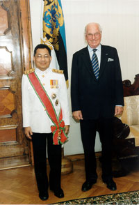 Tai Kuningriigi suursaadik Poksak Niluboli ja president Lennart Meri