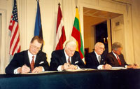 From left: President of Latvia Guntis Ulmanis, President of Lithania Algirdas Brazauskas, President of Estonia Lennart Meri, President of USA Bill Clinton