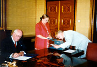 Vasakult: President Lennart Meri, riigisekretär Aino Lepik von Wirén, riigisekretäri abi