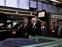Vabariigi Der Staatspräsident auf der Besichtigung im Automobilwerk Daimler Chrysler