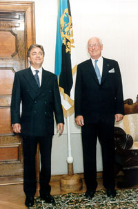 Leiter der Delegation der Europäischen Kommission John Kjaer und Präsident Lennart Meri